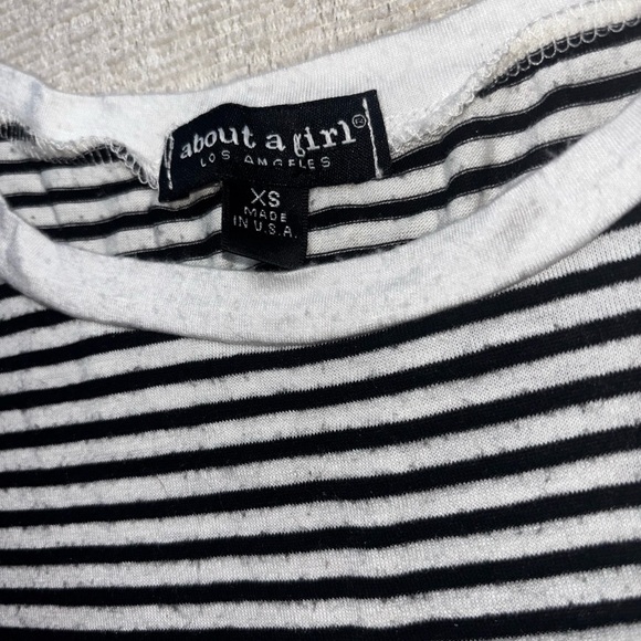 About A Girl Los Angeles Black White Stripe Floral Lave Hem Top XS Made in USA - Picture 6 of 7